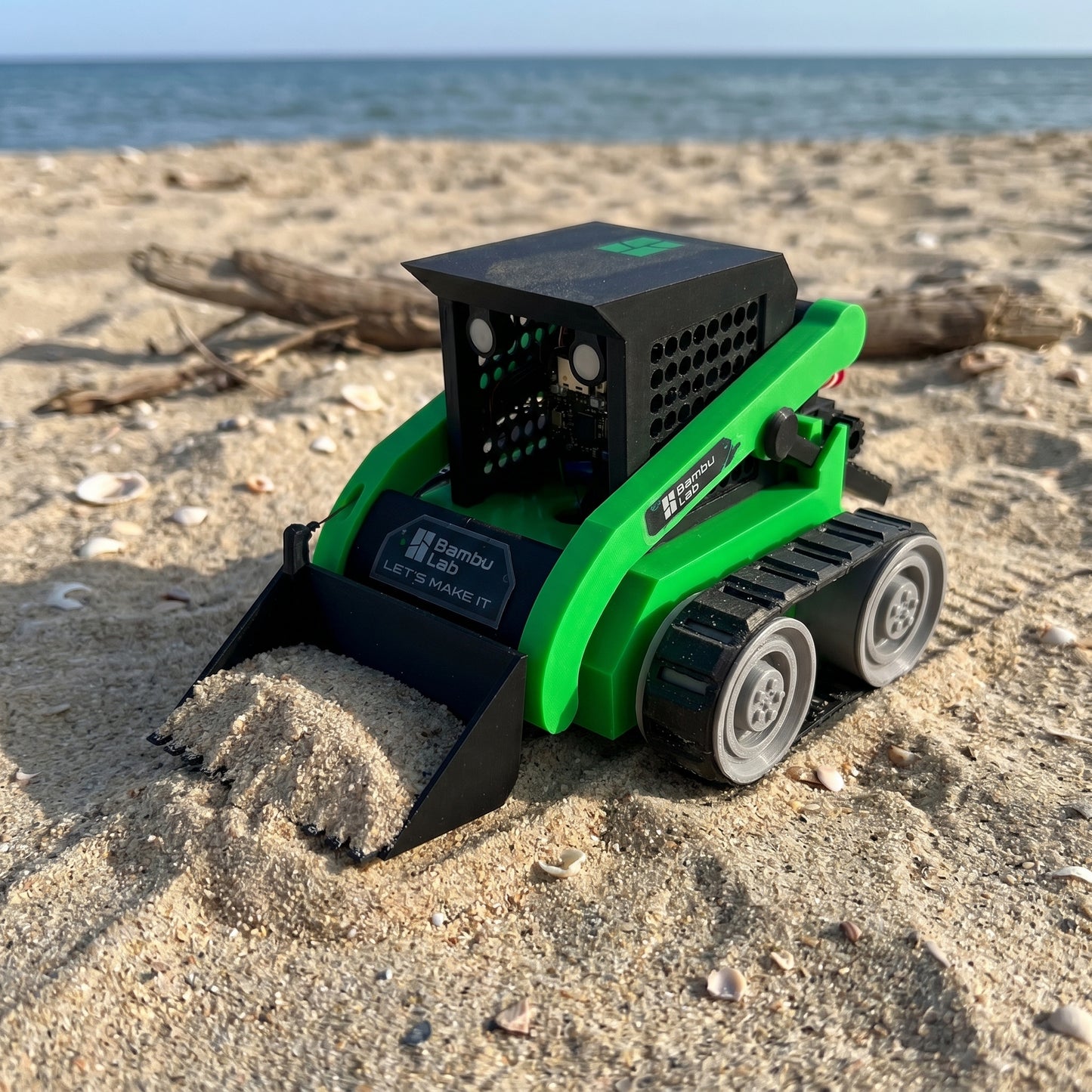 Kit Educativo RC Minicargadora de Orugas en uso