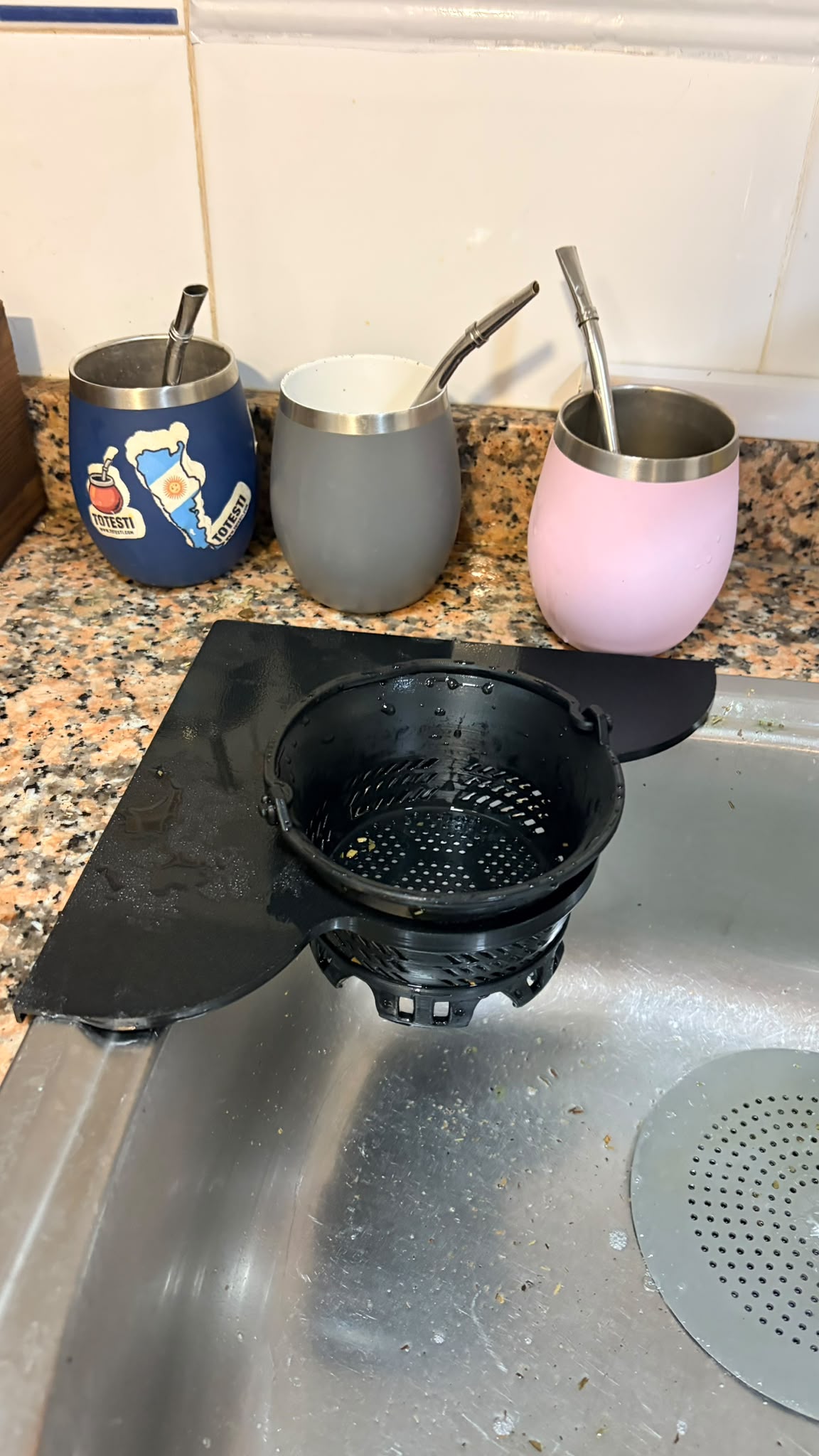 Canasta filtro negra Totesti para fregadero antiguo curvo con division central