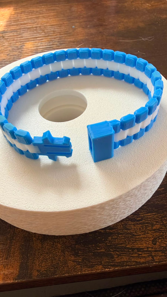 Detalle de cierre de pulsera brazalete argentina Totesti celeste y blanca