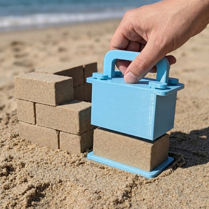 Molde Ladrillo para Castillos de Arena en uso