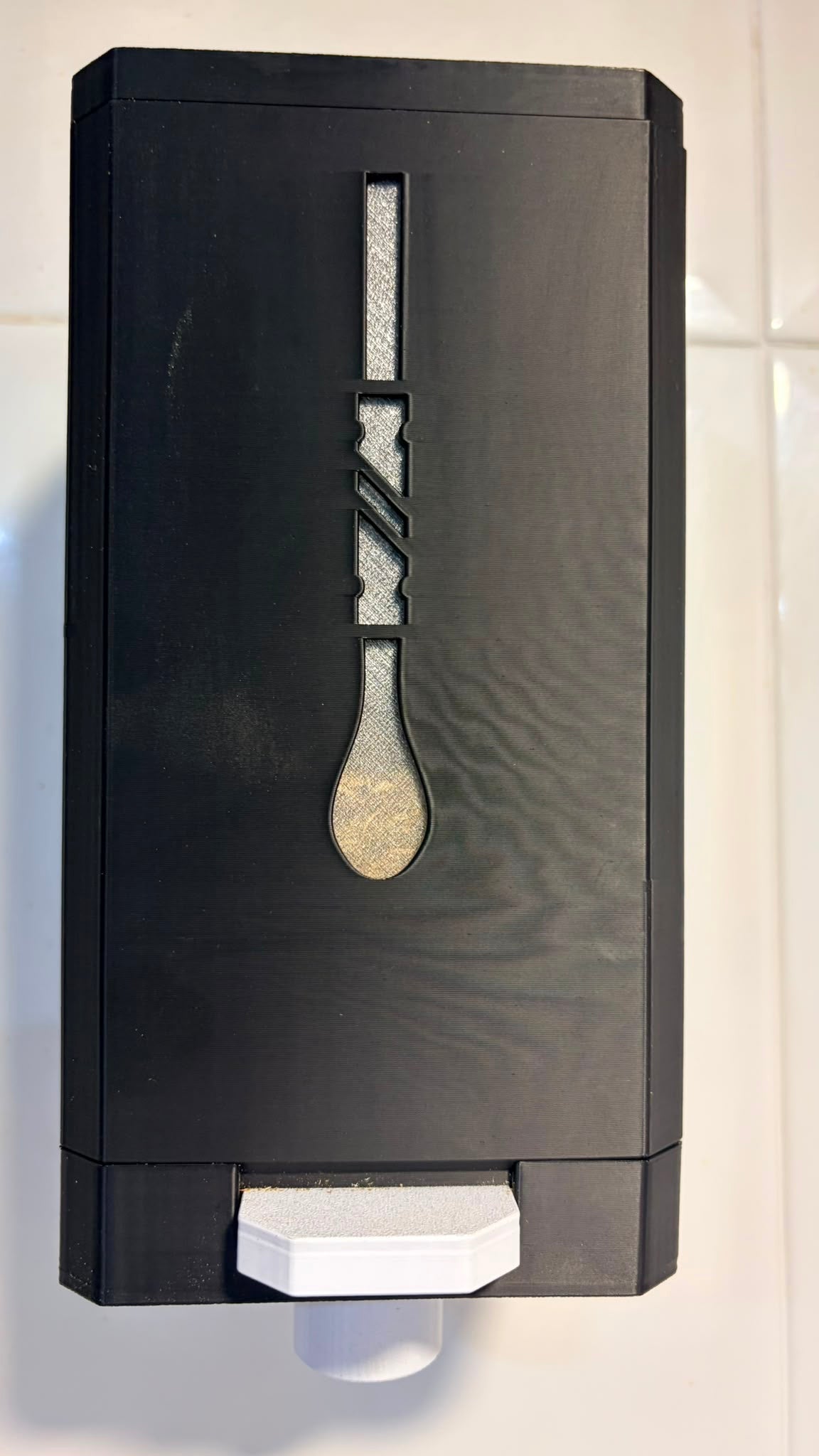Detalle frontal del dispenser de yerba Totesti