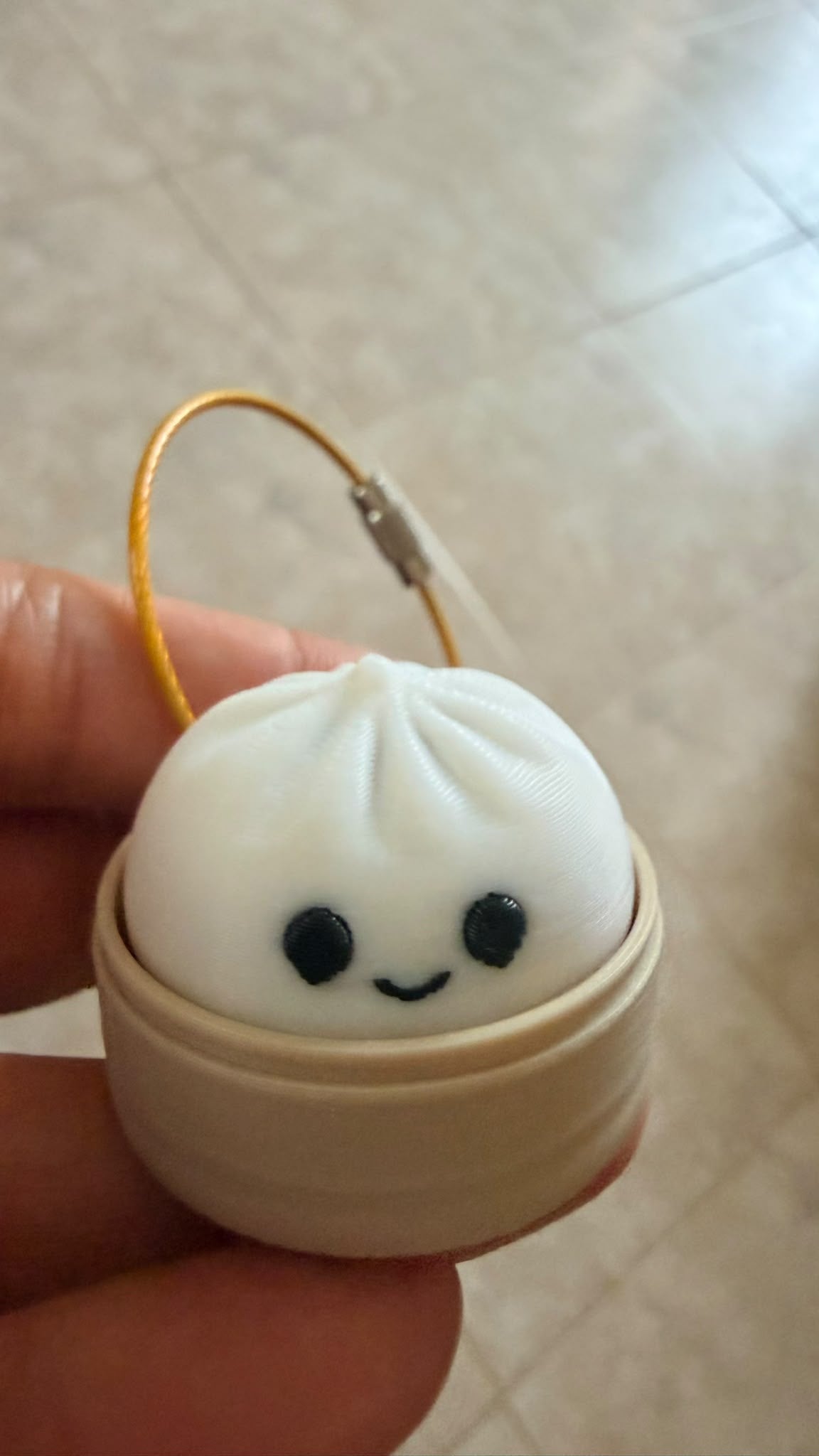 Detalle del llavero dumpling clicker beige