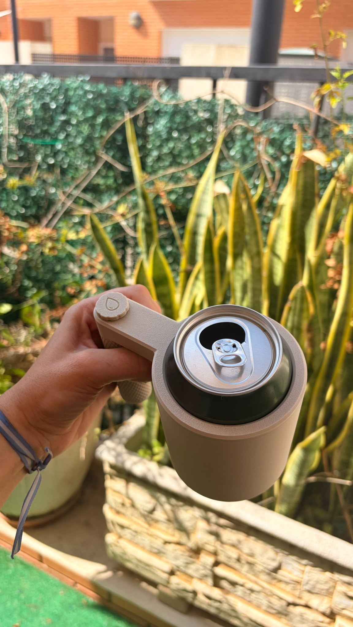 Detalle superior del Freeze Holder Totesti con lata