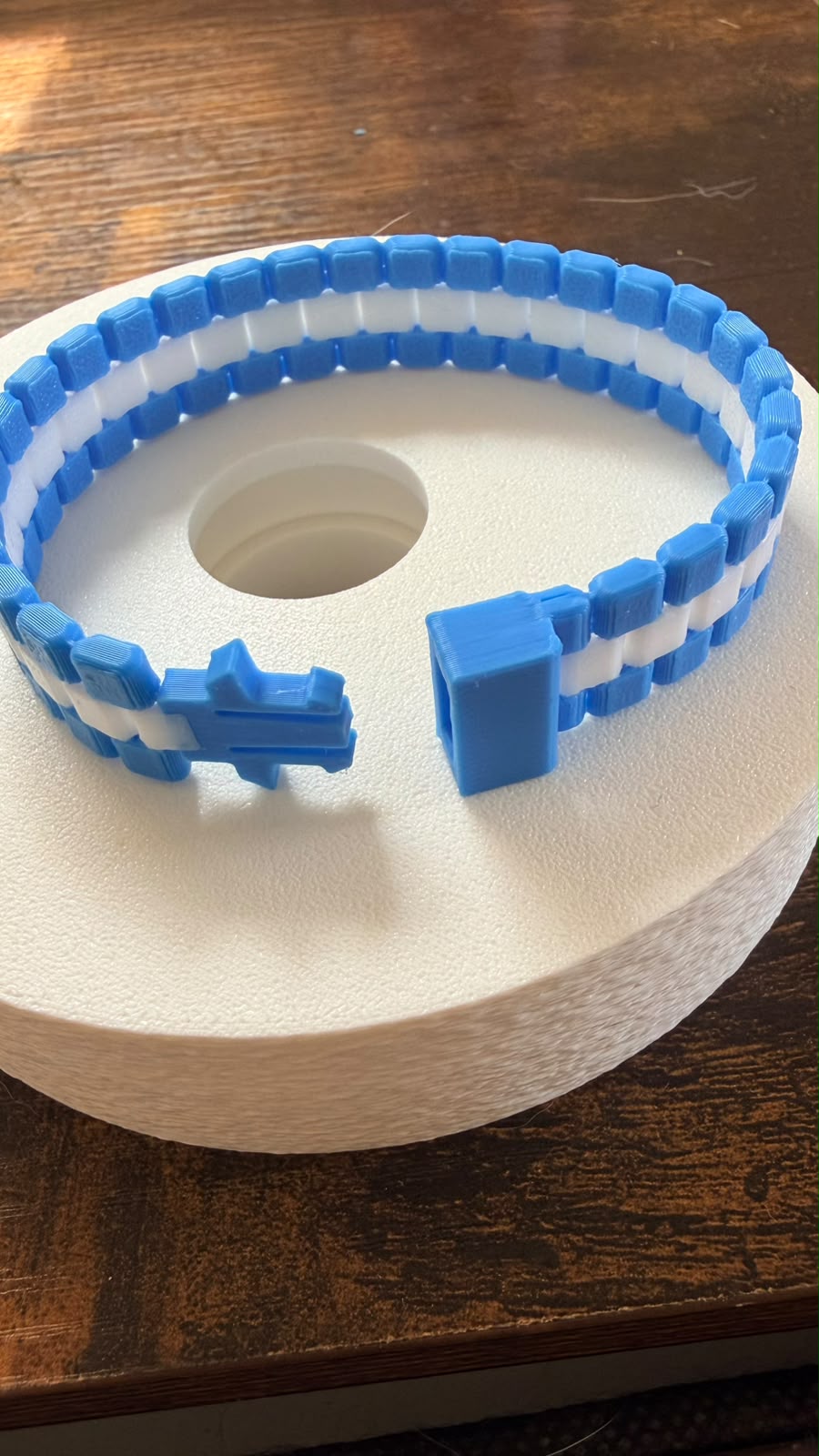 Detalle de cierre de pulsera brazalete argentina Totesti celeste y blanca