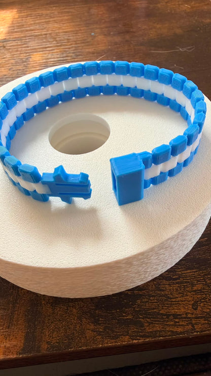 Detalle de cierre de pulsera brazalete argentina Totesti celeste y blanca