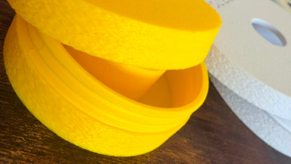 Detalle del cierre a rosca del tejo Totesti Pro amarillo