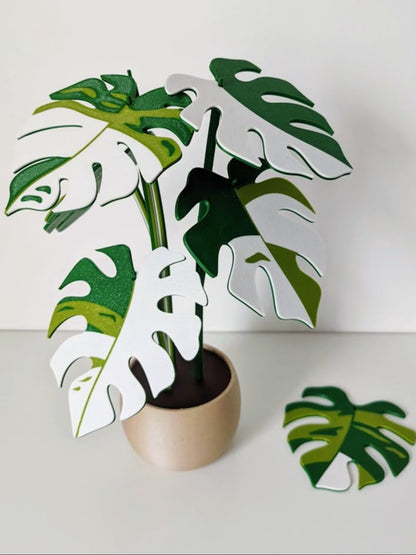 Monstera verde y blanco con maceta beige